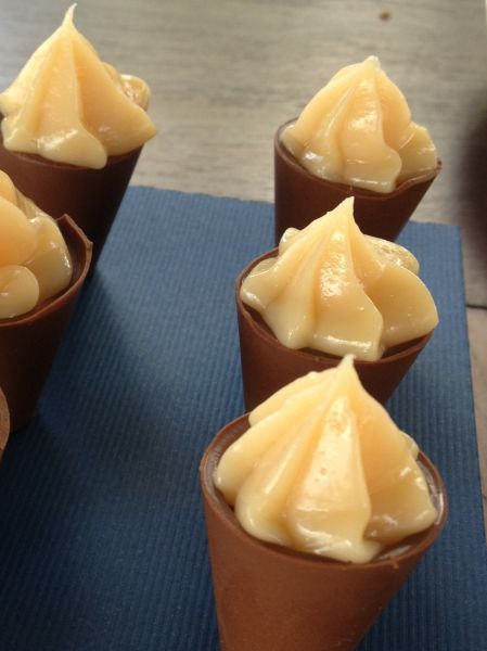 Cone de chocolate com brigadeiro branco